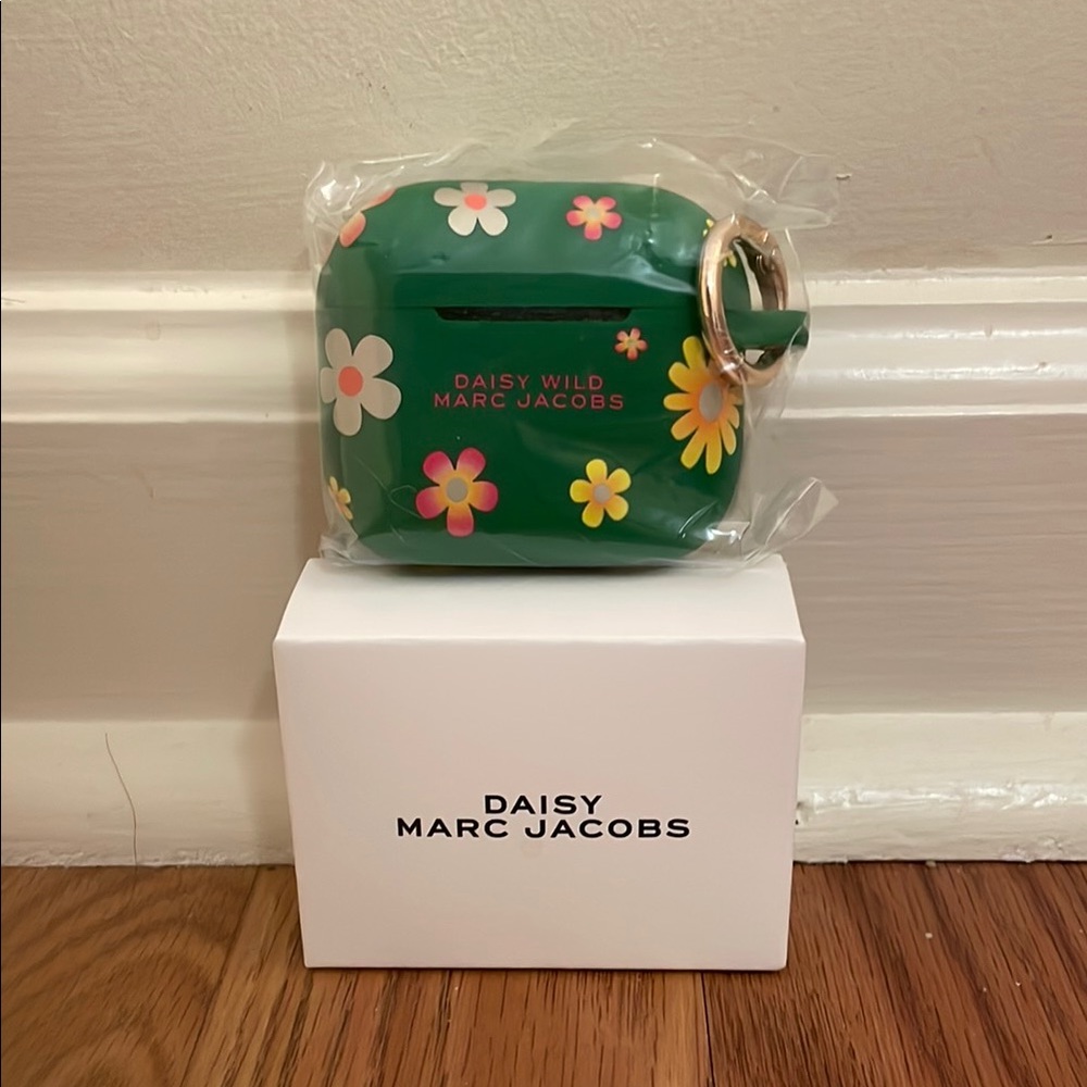 Marc Jacobs Daisy Wild Green Floral Apple AirPods (3rd generation) keychain
